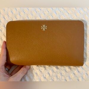 Beautiful NWT Tory Burch wallet. Never used!